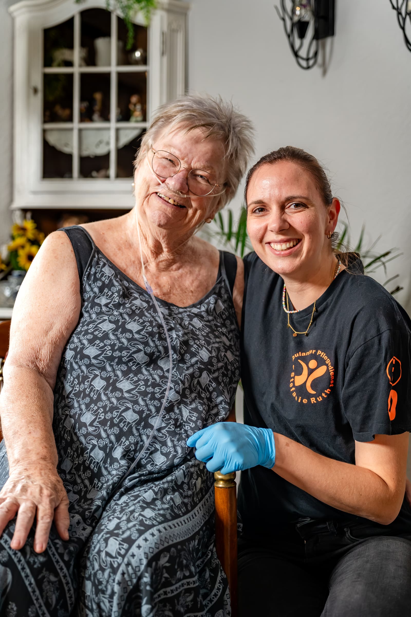 Pflegeberaterin Ramona Zipf mit einer Kundin, beide lächeln
